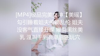 美女模特与意大利男友穿着性感黑丝情趣内衣在客厅里啪啪