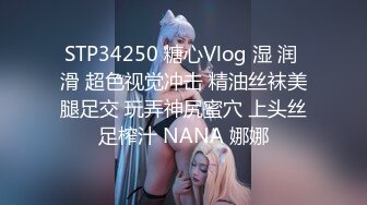 商场女厕偷拍 破洞牛仔裤美女的小黑B 一边抽烟一边玩手机