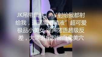 水果摊买香蕉的蓝裙美女，内裤裆部竟然是透明的，毛毛清晰可见