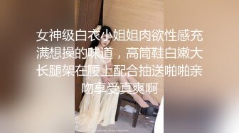 长相甜美的妹妹穿银色睡衣，聊聊性事男友迫不及待就扒了衣服深喉怼嘴