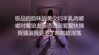 经典4P现场，美女左右手各一根大鸡巴，下面还塞一根，好满足