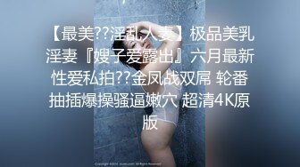 美丽女孩穿上性感情趣，还给我戴上安全套，身材苗条让人无法抗拒