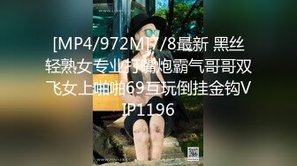 大型商场跟踪抄底没穿内裤的短裙美女❤️男的还时不时的把手伸进去摸一下