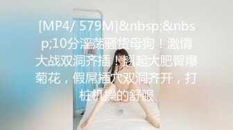 黑客破解家庭网络摄像头偷拍爱美的时尚宝妈每天出门之前都要对着镜子打扮一番，奶子貌似整出来的