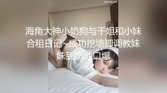 一个奴隶被主人吊起来,用鞭子抽背和屁股,奴隶疼的直哆嗦