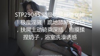 科技楼蹲守白色长裙美女 干净肥厚的鲍鱼