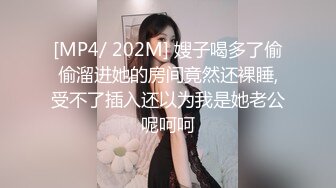 獨家網路熱點視訊：格子裙美女廁所口交啪啪