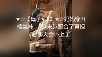 在男友面前装清纯碰都不让碰私下却背着男友被主人调教你眼中的女神只是别人夸下的性奴母