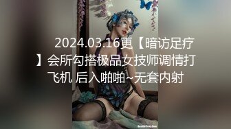 亚洲女孩与她的毛茸茸的猫擦公鸡，让他暨在内裤