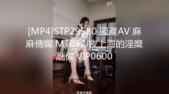 刚来完月经的女友迫不及待展示骚逼