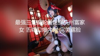 抄底漂亮少妇 和闺蜜一块逛街 看着特别干净的蓝白内内