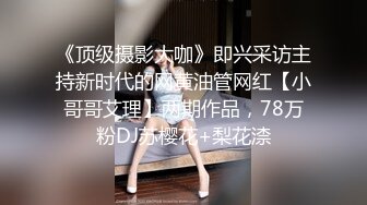 猥琐大叔潜入公司女厕偷拍女同事尿尿为了拍脸不小心把自己也拍进去了