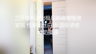 老式办公楼破洞欣赏包臀花裙美妇 狭窄的逼洞上挂着白带真想拽掉