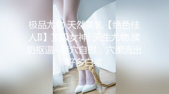 小伙子国内商场看到穿吊带的姑娘竟然跑过去拉开她吊带摸奶子