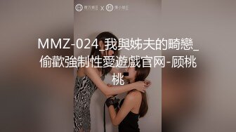 绿帽男回到家，发现自己的44岁熟女老婆和情人在家偷情操逼，太刺激了