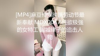 《最新吃瓜网红泄密》抖音万粉爱健身的职业模特【尹格格】假面舞团用名【王妃】超级版，各种情趣露奶露逼顶胯摇摆挑逗 (1)