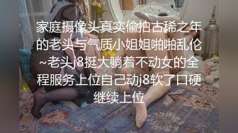 反差骚婊母狗人妻『小骚猪的调教之旅』日料店门外人来人往，谁能想到屋内有一个小骚猪在吃三个男人的鸡巴呢