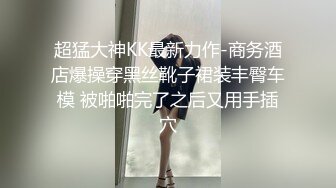 大叔勾搭美容院老板娘 美容床上无套后入 谁知顾客竟推开了门...