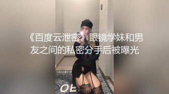 阿娇宝宝，华丽的极品大胸，挺拔又丰满，家里发骚还不够，还要跑到阳台上去！