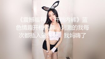 ❤️洁白婚纱 好神圣❤️穿着婚纱迎接第二个男人的抽插:绿帽老公:含住就不叫啦 穿着婚纱做这种事,感觉不一样