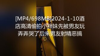 ?超嫩美臀?你们要的牛仔长筒靴来了，紧身牛仔裤完美凸显小骚货的小翘臀，半脱牛仔裤忍不住后入她的小翘臀