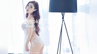 【烈焰红唇美女大战头套男】极品美腿吊带白丝猛扣多毛骚穴