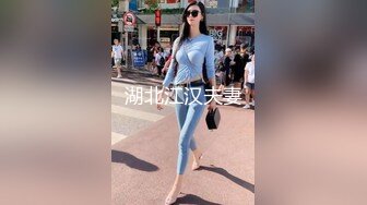 商场女厕全景偷拍牛仔短裙靓妹低着头深沉的玩手机蜜穴失守