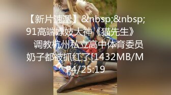 两个小骚逼快被大哥们玩坏了，床上的淫乱男女，揉奶玩逼道具抽插，口交大鸡巴让大哥舔逼，淫声荡语激情上位