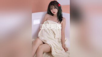 【新片速遞】骚熟女好姐姐拉闺蜜下水直播，让小哥玩双飞，强硬扒光鸡巴塞她嘴里口交，大鸡巴插进去就乖巧了，全射她嘴里[788MB/MP4/53:22]