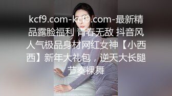 放暑假女朋友家里人都去上班了到她闺房做爱干到浴室用手机自拍1080P高清无水印