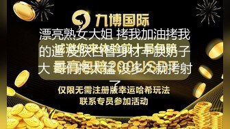 强制黑丝深喉，有多少人喜欢深喉吞咽口水的声音呢？知道小母狗为啥有一只手在屁股后面吗？