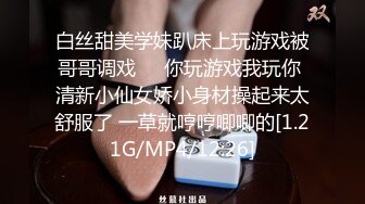 落地窗旁操美臀妹妹，细腰蜜桃臀，堪称极品，跪在椅子求操，后入撞击自己动，撞的肉直抖动