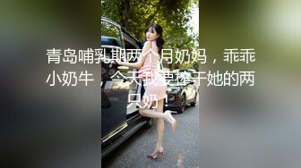 妹子在出租车上要小哥放音乐脱衣服发骚