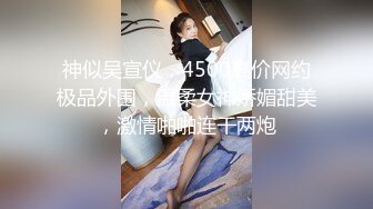 商场女厕偷拍身材丰满女店员的多毛小黑B