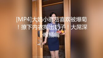 充满诱惑的少妇，黑丝高跟大奶子超级诱人，居家诱惑漏出大奶子夹着AV棒，尿尿自慰道具插逼诱惑的呻吟