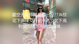 男子爬天花板偷窥漂亮妹子换衣服