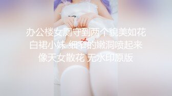 家庭摄像头偷窥，颜值还不错的良妻，大厅和女儿看电视，原来女人是这样穿奶罩的！