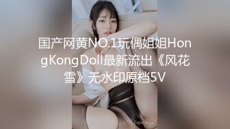 热门餐厅偷拍穿着绿裙子的美女 不知何事高兴的直跺脚