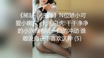 金发美艳人妖胸前纹身性感妖艳脱下小花裙自摸超长屌深深插入后门通并享受着