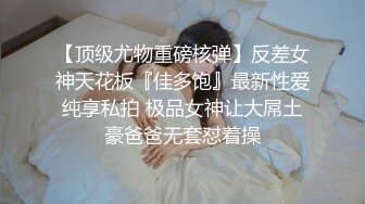 门缝下偷拍邻居家妹子洗完澡赤身裸体出来擦身体,两个奶子圆鼓鼓的,逼逼只有一点毛