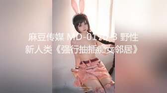 全景偷拍牛仔裤妹子 看着摄像头完全不知道在拍她