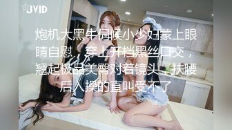 女仆装美少妇，客厅沙发上后入无套啪啪，快速抽查内射，精液从逼里流出