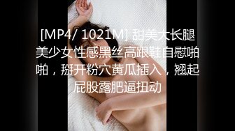 风韵犹存的少妇露脸跟眼镜小哥激情啪啪，给小哥把鸡巴舔硬，亲着小嘴玩着骚逼，无套抽插浪荡呻吟表情好骚