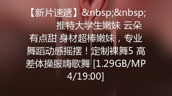 逛街遇到肥溜溜的女孩，看着她去上厕所我也好奇跟着去，看穴百味人生~