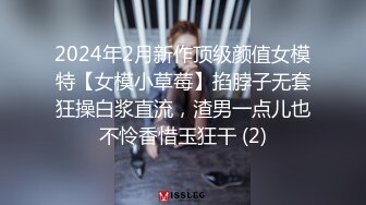 人妻熟女，黑丝大屁股骚女，很会玩翘起自摸勾引，半脱下裤子揉骚穴，半蹲姿势后入