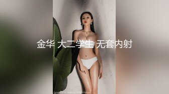 色魔摄影师忽悠身材丰满的女模特穿上黑丝拨开鲍鱼狂拍她的大肥B