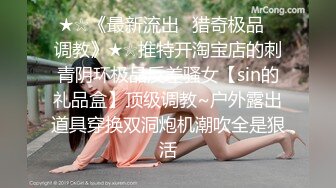 漂亮美女骚浪贱，一次没操够，户外车震叫声听的心痒痒内射