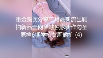 苗条骚女被两个男人任意玩弄，肉棒无套干嫩穴就是要中出