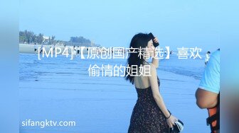 旅游景区全景偷拍几十位美女露脸撅起屁股尿尿逼毛浓密 (16)