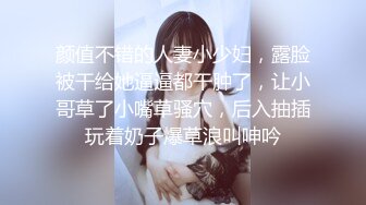 老哥约了两个妹子玩双飞，沙发脱光光调情上位骑乘后人猛操